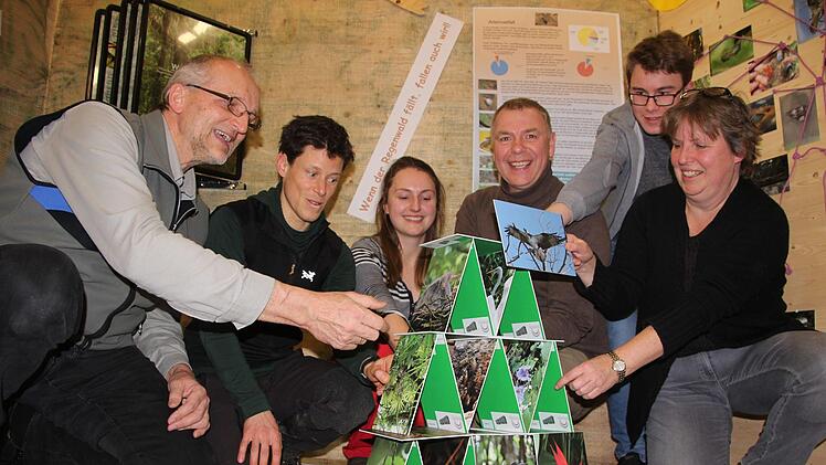 Die Forstfachleute Andreas Leyrer, Tobias Hahner, Theresia Hof, Marc Günster  und Balthasar Semle (Freiwilliges ökologisches Jahr) vom Steigerwald-Zentrum sowie Ausstellungsleiterin Susanne Scheer wollen den Regenwald retten - auch spielerisch. Diana Fuchs