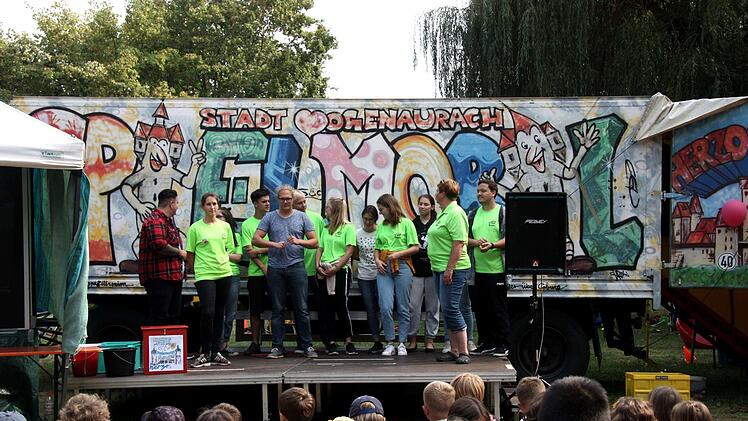 Die Betreuerinnen und Betreuer bedankten sich bei den Kindern und Eltern. Foto: Richard Sänger