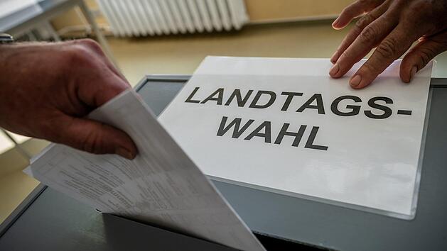 Ein W&auml;hler wirft seinen Stimmzettel f&uuml;r die Landtagswahl in Brandenburg in die Wahlurne. Hier finden Sie die ersten Ergebnisse der Landtagswahlen in Sachsen und Brandenburg. Foto: Michael Kappeler/dpa
