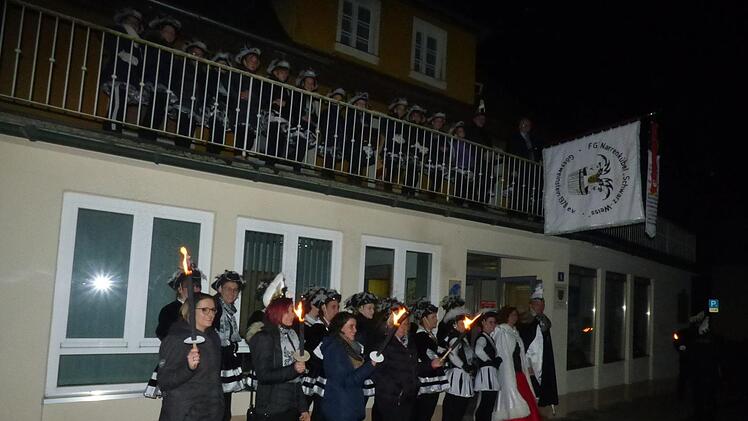 Die Narren hissten die Narrenkübel-Fahne auf dem  Rathausbalkon als Zeichen der Machtübernahme. Foto: Thomas Weichert