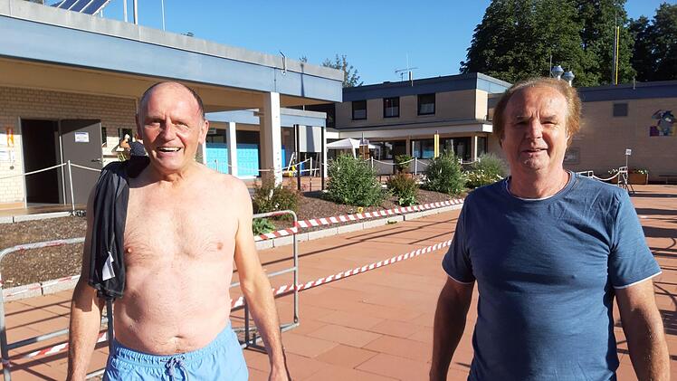 Andi Schulze (links) und Willi Kolb treffen sich jeden Morgen im Schwimmbad.