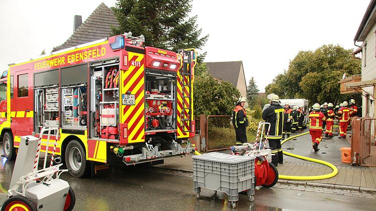 Schnell hatten die eingesetzten Feuerwehrleute am Dienstagnachmittag das Feuer in der Ebensfelder Hauptstraße unter Kontrolle. Foto: Matthias Einwag