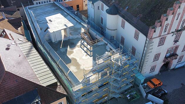 Der Rohbau des B&uuml;rgerhauses steht: Im Dachgeschoss sind aus Brandschutzgr&uuml;nden zum Teil Schr&auml;gen betoniert, in der Mitte steht ein Podest f&uuml;r die k&uuml;nftige Bibliothek.