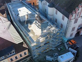 Der Rohbau des Bürgerhauses steht: Im Dachgeschoss sind aus Brandschutzgründen zum Teil Schrägen betoniert, in der Mitte steht ein Podest für die künftige Bibliothek.