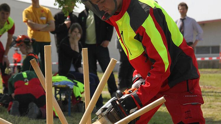 Mario Wolf aus Obererthal entastet den Stamm mit der Stoppuhr im Rücken. Er gehört zu den besten deutschen Forstwirten in der Ausbildung.  Fotos: Carmen Schmitt