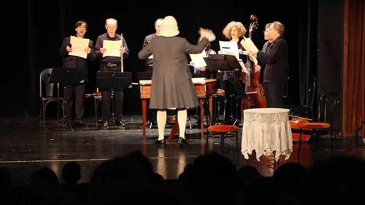 Dutzende Grunschüler belagerten das Kurtheater, um die "Kakaokantate" zu hören. Foto: Carmen Schmitt