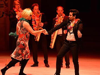 Five Sax aus Wien flochten in ihre Musik auch Theater Fotos: Ronald Rinklef