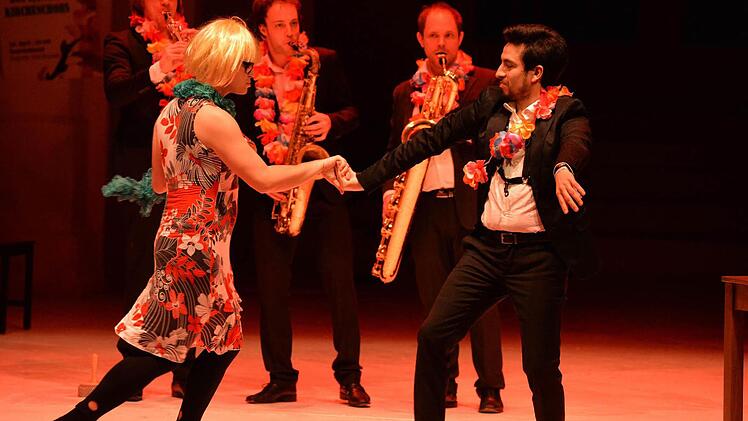 Five Sax aus Wien flochten in ihre Musik auch Theater Fotos: Ronald Rinklef