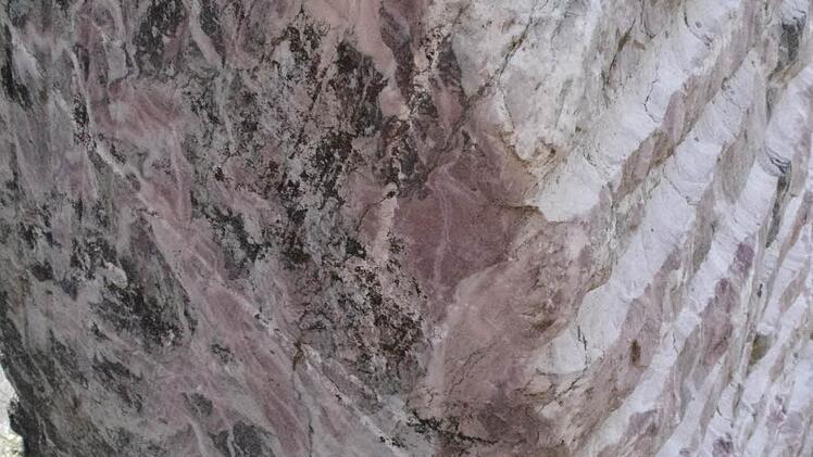 Am Fuß des Silberbergs wurden am Radweg verschiedene Gesteine aus der Region platziert. Foto: Marco Meißner