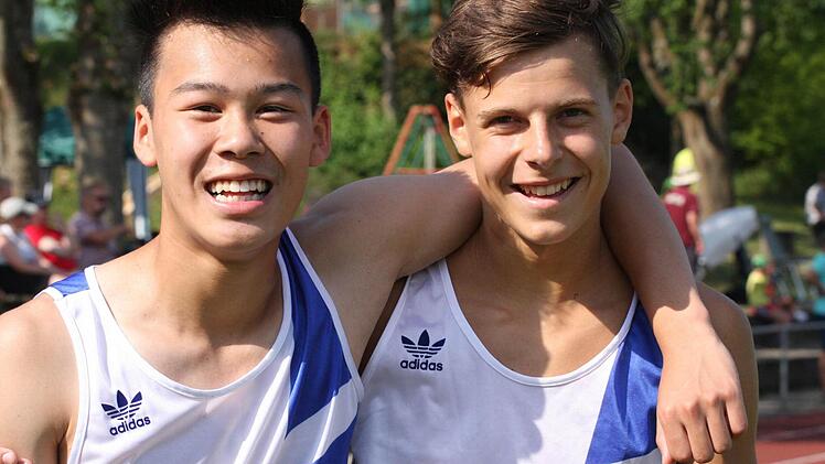 Die Dreispringer des TSV Bad Kissingen, Ngo Trung (links) und Dimitij Touev starteten beim U-16-Ländervergleichskampf mit Hessen und Württemberg für Bayern und belegten am Ende im hessischen Heuchelheim die Plätze eins und drei. Foto: Reinhold Nürnberger