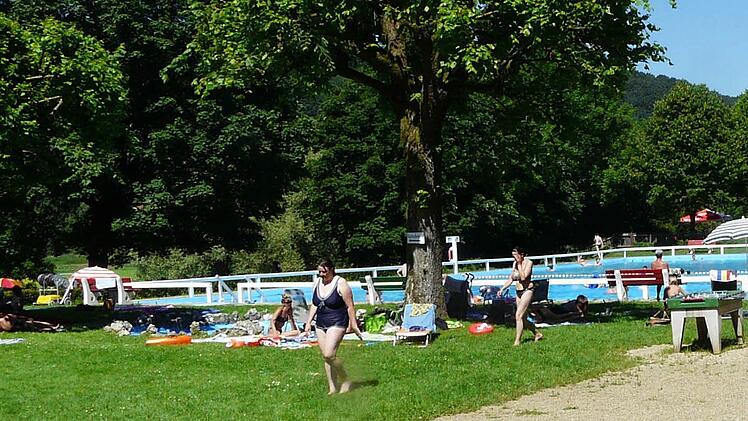 Das Streitberger Familienbad ist in diesen Tagen sehr gut besucht.