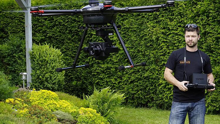 Noch kann Matthias Schuster von seiner Industrie-Drohne nicht leben, hofft aber sein Hobby zum Beruf machen können. Foto: Niklas Schmitt