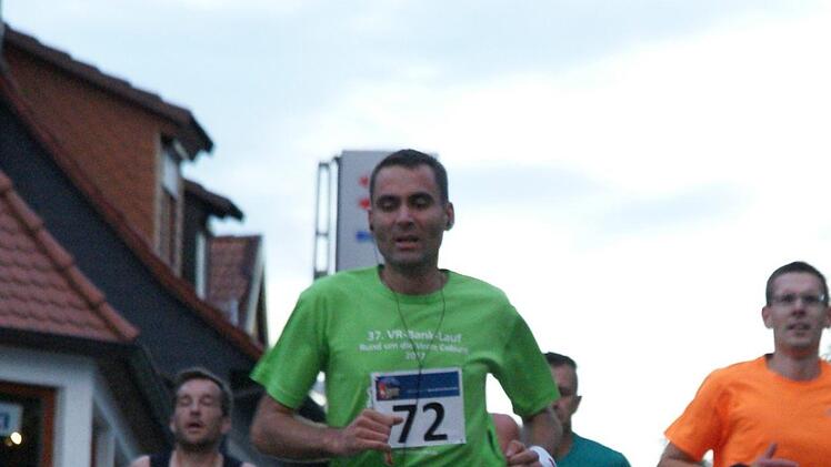 Mit rund 200 Teilnehmern wieder eine sehr gute Akzeptanz erfuhr der Hauptlauf - hier mit Athleten auf der Ringstraße. Foto: Mario Deller