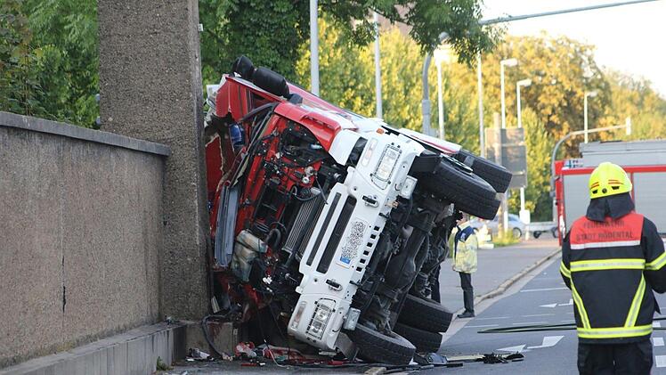 Bei einem Unfall mit einem Feuerwehrauto ist in Coburg ein 20 Jahre alter Feuerwehrmann ums Leben gekommen.  Foto: Michael Stelzner