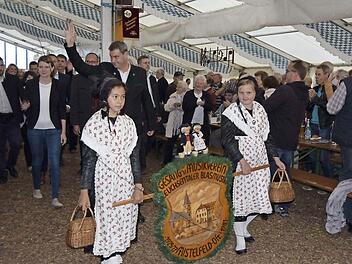 Mädchen in Tracht führten Markus Söder in das Festzelt. Foto: Andreas Welz