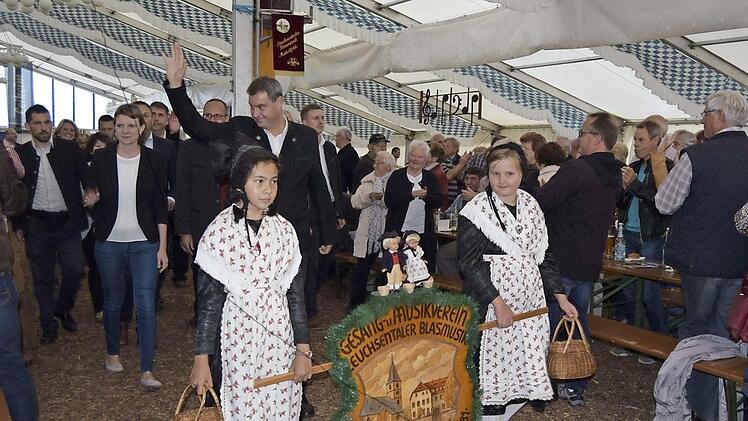 Mädchen in Tracht führten Markus Söder in das Festzelt. Foto: Andreas Welz