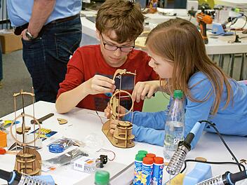 Christoph und Annika Gagel bauen eine Seifenblasenmaschine.  Foto: Hochschule Coburg