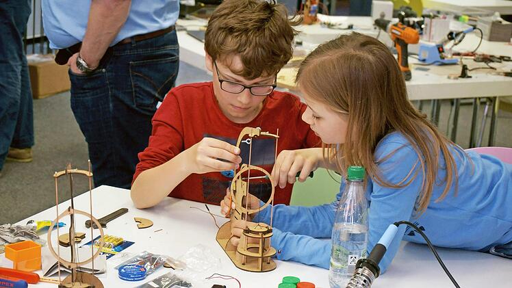 Christoph und Annika Gagel bauen eine Seifenblasenmaschine.  Foto: Hochschule Coburg
