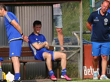 Katerstimmung im Frohnlacher Lager nach dem Schlusspfiff und dem besiegelten Abstieg (von links): Sven Wieczorek, Co-Trainer Alexander Schalk, Kevin Hartmann, Trainer Oliver Müller und Torwart-Trainer Christian Tremel. Heinrich Weiß