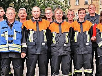 Die sieben Prüflinge mit (von links) Zweitem Bürgermeister Siegfried Kirchner und Jochen Rödel sowie (von rechts) Feuerwehrreferentin Sandra Schramm und Uwe Kern. Mit im Bild auch Kreisbrandinspektor Thomas Habermann (Vierter von rechts) Foto: Helmut Will