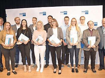 Die Prüfungsbesten mit Note eins bei der Sommerprüfung der IHK 2018. Mit im Bild IHK Vize- Präsident Hans Rebhan (links) und weiterer Landratsstellvertreter Bernd Steger. In ihrer Mitte Lisa Gallitz (vordere Reihe Vierte von links), die als Bayernbeste in ihrem Ausbildungsberuf besonders geehrt wurde.  Foto: K.- H. Hofmann