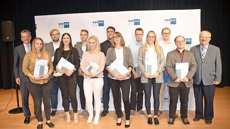 Die Prüfungsbesten mit Note eins bei der Sommerprüfung der IHK 2018. Mit im Bild IHK Vize- Präsident Hans Rebhan (links) und weiterer Landratsstellvertreter Bernd Steger. In ihrer Mitte Lisa Gallitz (vordere Reihe Vierte von links), die als Bayernbeste in ihrem Ausbildungsberuf besonders geehrt wurde.  Foto: K.- H. Hofmann