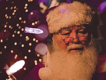Wer Weihnachten liebt, wird auch dieses kuriose Jobangebot lieben. Ein Reiseveranstalter sucht aktuell nach Weihnachtselfen in der finnischen Region Lappland.  Symbolfoto: unsplash.com/Srikanta H. U