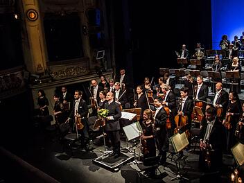 Ausdauernden Beifall erhielt das Philharmonische Orchester des Landestheater bei seinem Sinfoniekonzert unter der Leitung von Roland Kluttig.Foto: Jochen Berger