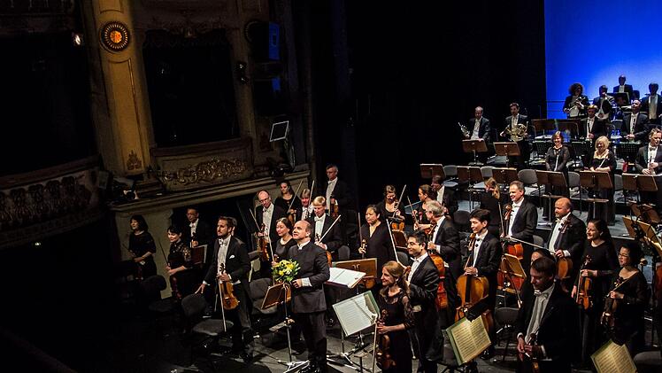 Ausdauernden Beifall erhielt das Philharmonische Orchester des Landestheater bei seinem Sinfoniekonzert unter der Leitung von Roland Kluttig.Foto: Jochen Berger