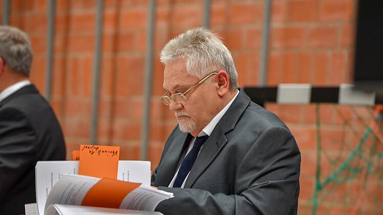 Helmut Bergmann (FW-WGU) hat einen dicken Ordner dabei, in dem er immer wieder Zahlen aus der Vergangenheit nachschlägt.Foto: Ronald Rinklef