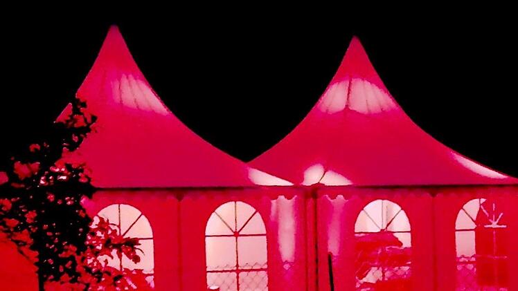 Bei der Night of Light leuchteten unter anderem die Zelte von Jürgen Wehner rot, um auf die missliche Lage der Branche aufmerksam zu machen. Foto: Ellen Mützel