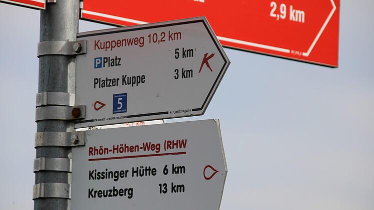 Der Kuppenweg, der Rhön-Höhen-Weg und die Hüttentour führen am Würzburger Haus vorbei. Foto: Ulrike Müller