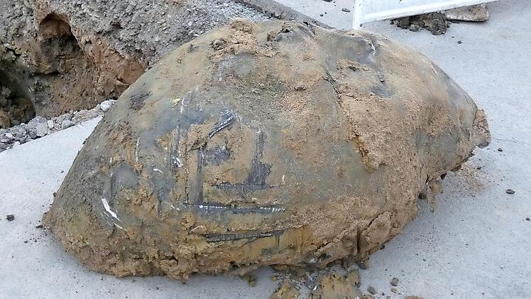 Der Fachmann des hinzugezogenen Sprengkommandos aus N&uuml;rnberg gab bald Entwarnung. Vermutlich handelt es sich bei dem Fundgegenstand um einen Teil eines Kesselwagens der Bahn.