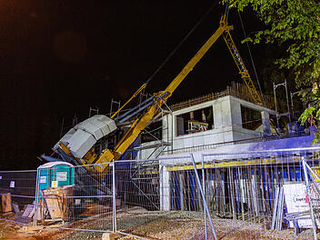 Baukran stürzt in Erlangen um