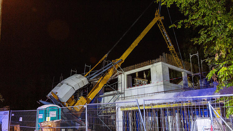 Baukran stürzt in Erlangen um