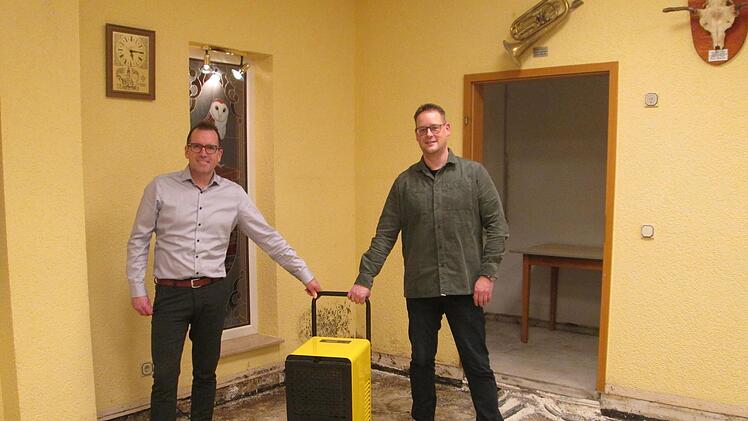 Bürgermeister René Gerner (l.) und der Vorsitzende der Fuschter Musikanten, Tobias Pfülb , sind optimistisch das Musikerheim bis zum Mai wieder flott zu bekommen.        Foto: Winfried Ehling