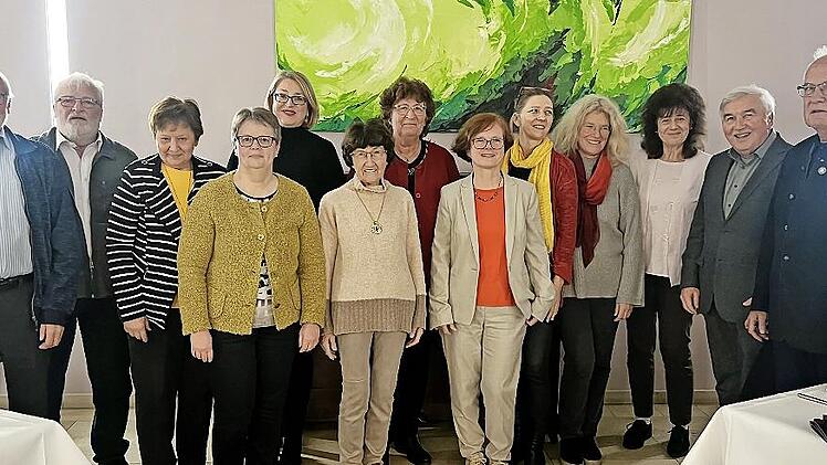 Vorstand und zu Ehrende (v. l.): Heiner Schumm. Winfried Bauer, Mathilde Götz, Birgit Albert, Daniela Drummer, Marianne Barthelmann, Inge Bauer, Cordula Haderlein, Steffi Pohl, Barbara Gruber, Regine Lüttich, Hans Schäffner und Eduard Nöth