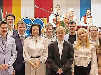 Von hinten nach vorne, von links nach rechts: Julian Wittek, Julian Engelhardt, Fabian Krapf, Christoph Rustler, Manfred Reu&szlig; (CSU Ortsvorsitzender Oerlenbach), Robin Kuhn, Sandro Kirchner, Dorothee B&auml;r, Jannik Christ, Laura H&ouml;rtler, Katharina Wol...