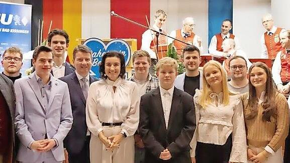 Von hinten nach vorne, von links nach rechts: Julian Wittek, Julian Engelhardt, Fabian Krapf, Christoph Rustler, Manfred Reu&szlig; (CSU Ortsvorsitzender Oerlenbach), Robin Kuhn, Sandro Kirchner, Dorothee B&auml;r, Jannik Christ, Laura H&ouml;rtler, Katharina Wol...