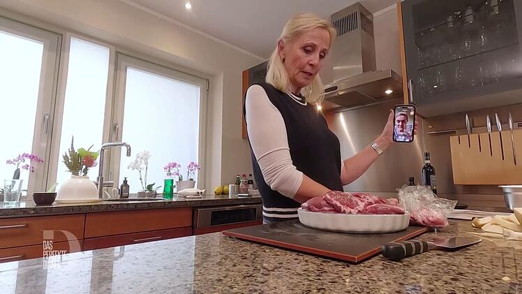 Jutta l&auml;sst Profik&ouml;chin Viktoria Fuchs einen Blick auf ihre Kalbsb&auml;ckchen werfen.