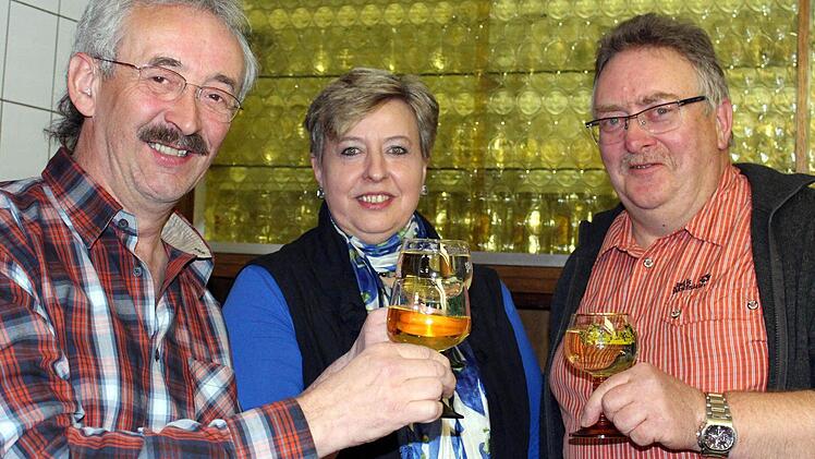 In Rekordzeit gewählt, stoßen Josef Barthelme (2. Vorsitzender), Gerlinde Martin (Kassier) und Roman Jörg (1. Vorsitzender) auf eine gute Vorstandsarbeit an. Foto: Pfannes