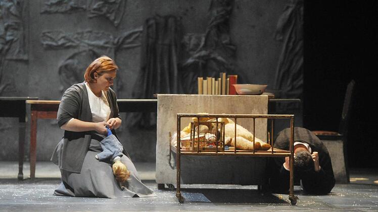 "Der Welt abhanden gekommen". Die szenische Collage mit Musik von Gustav Mahler und Claude Vivier erlebte ihre Uraufführung am Landestheater Coburg.Foto. Andrea Kremper