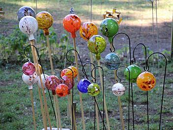 Bunte Kugeln bringen Farbe in den Garten. Fotos: Helmut Will