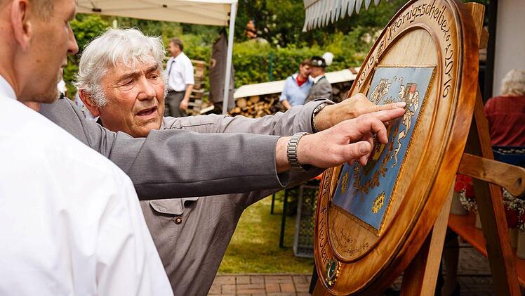 Herbert Kotschy erläutert die von ihm geschaffene Königsscheibe.Foto: Florian Bauer