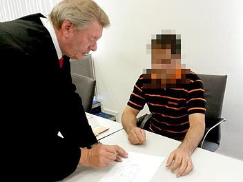 Rechtsanwalt Norbert Brandl und der Angeklagte fertigen in einer Verhandlungspause eine Skizze vom Tatort, einer Wohnung in Bamberg-Ost.Foto: Jutta Behr-Groh