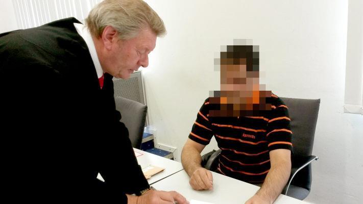Rechtsanwalt Norbert Brandl und der Angeklagte fertigen in einer Verhandlungspause eine Skizze vom Tatort, einer Wohnung in Bamberg-Ost.Foto: Jutta Behr-Groh