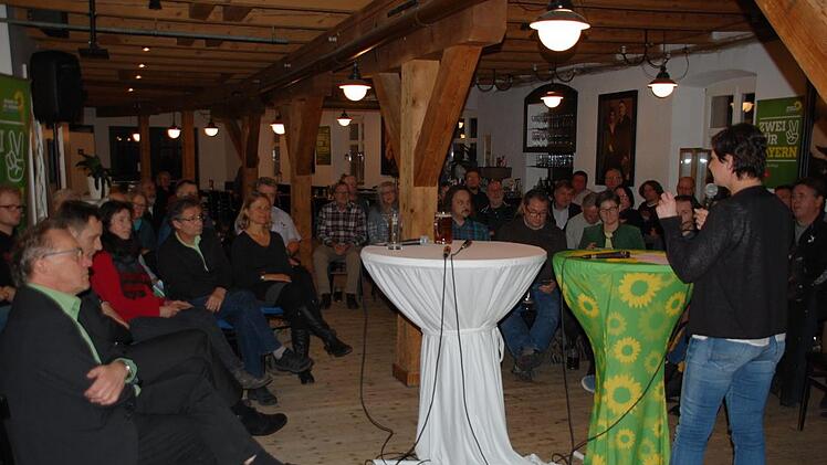 Gut besucht war das Urwahlforum der Grünen im Saal der Kommunbräu - Landesvorsitzende Sigi Hagl aus Landshut plädierte für eine Politik für den Erhalt der Lebensgrundlagen und für die Klimaziele. Foto Uschi Prawitz