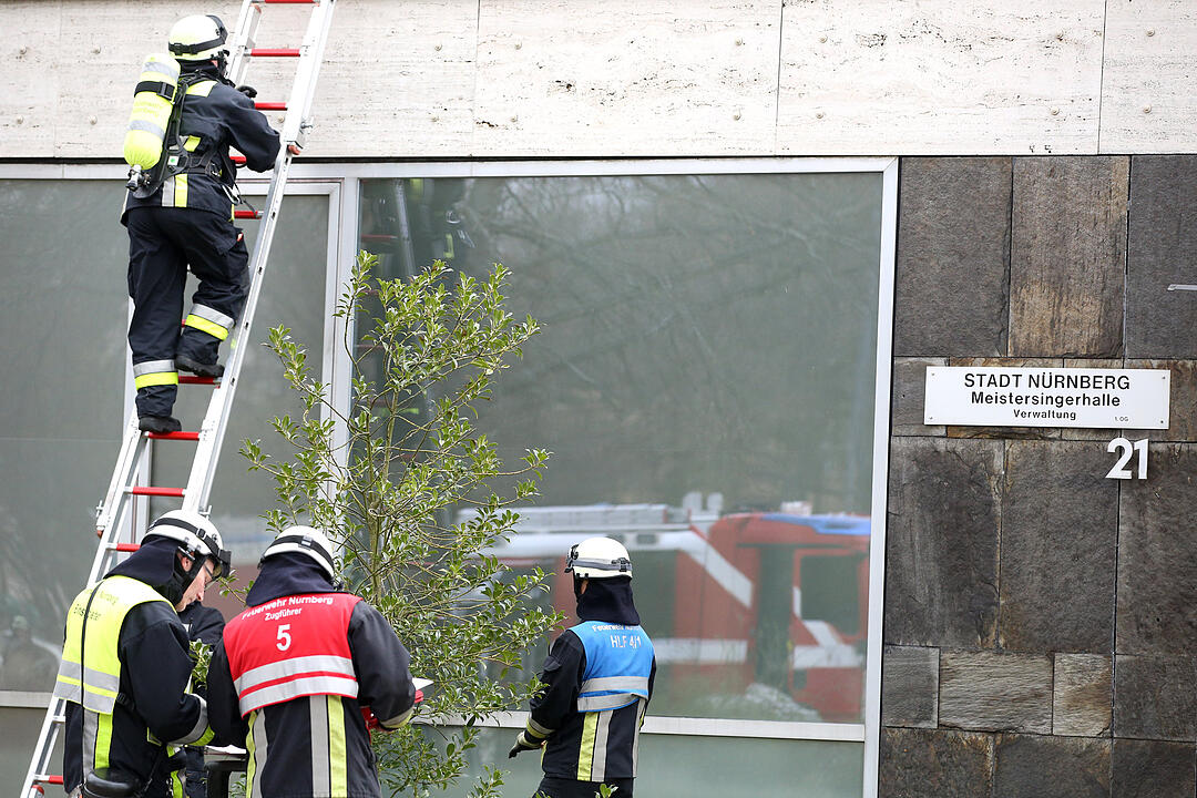 Nürnberg: Dachbrand in der Meistersingerhalle