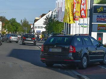 Zahlreiche Geschäfte wie  Norma, dm, Edeka  oder McFit sind auf dem Areal in der Pödeldorfer Straße am Berliner Ring (rechts) zu finden. Doch stehen dafür   nicht genug Parkplätze zur Verfügung, was zu Verkehrsproblemen führt. Foto: Ronald Rinklef