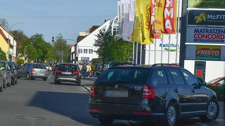 Zahlreiche Geschäfte wie  Norma, dm, Edeka  oder McFit sind auf dem Areal in der Pödeldorfer Straße am Berliner Ring (rechts) zu finden. Doch stehen dafür   nicht genug Parkplätze zur Verfügung, was zu Verkehrsproblemen führt. Foto: Ronald Rinklef